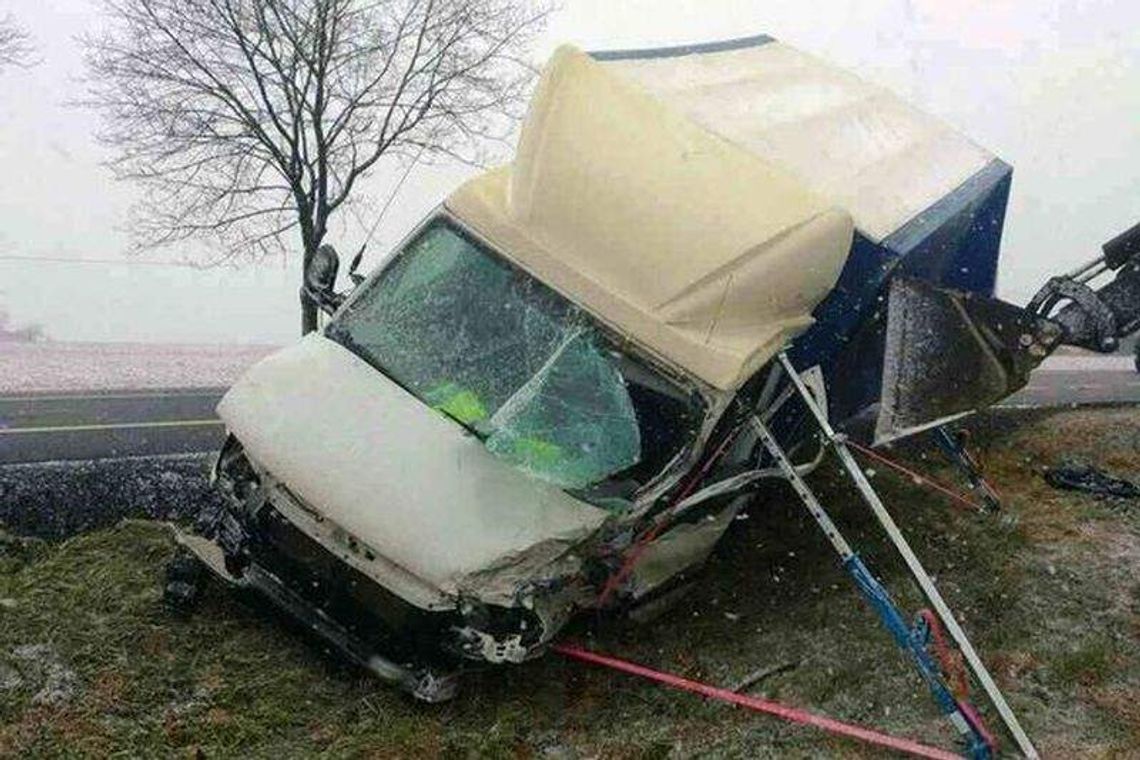 Wypadek w Strzeszkowicach: Kierowca zginął, droga zablokowana