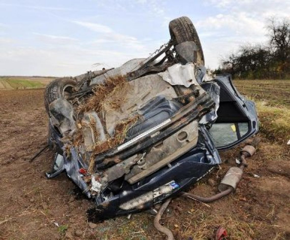 Wypadek w Świdnikach. Ford dachował. Dwie osoby w szpitalu