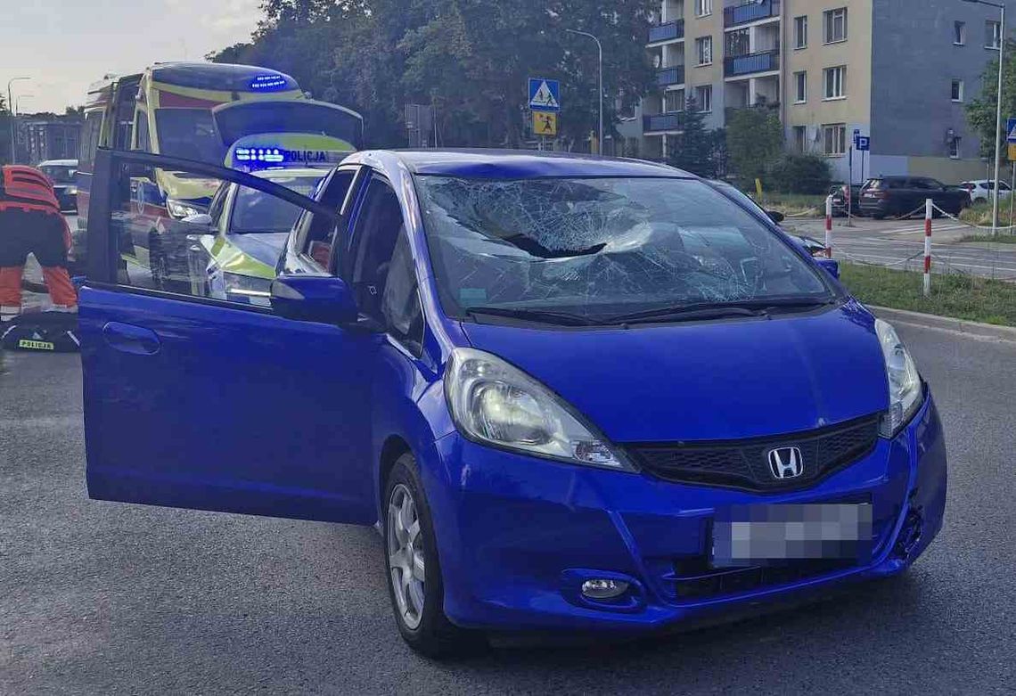Wypadek w Świdniku. 13-latek na hulajnodze uderzył w szybę samochodu