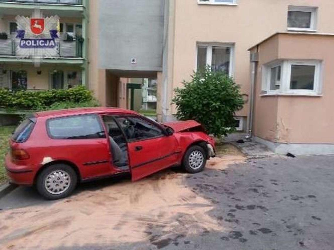 Wypadek w Świdniku. Kobieta wjechała hondą w blok
