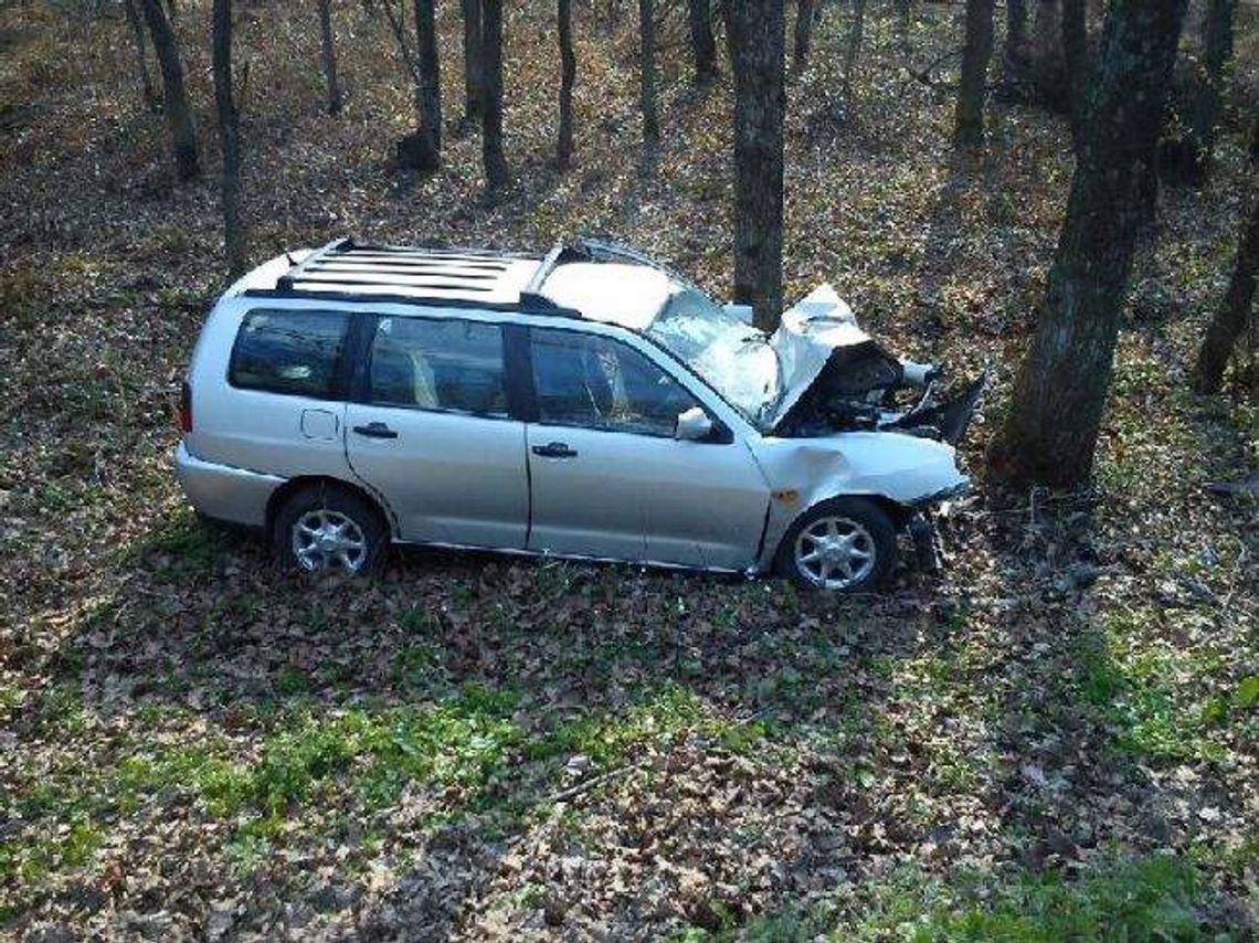 Wypadek w Święciu. Seat zjechał z drogi i uderzył w drzewo