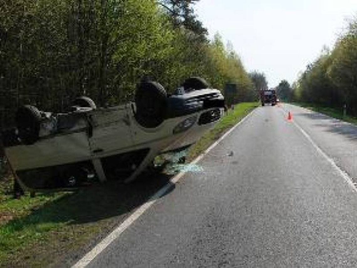 Wypadek w Tchórzewie: Czołowe zderzenie dwóch aut. Są ranni