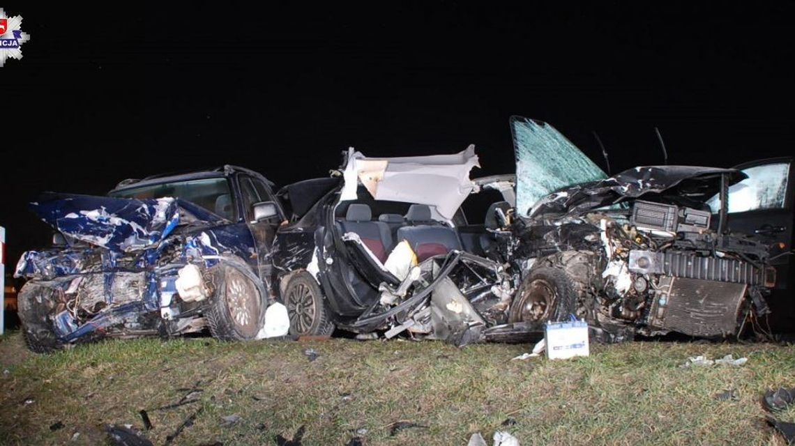 Wypadek w Ulanie Małym. Mazda wypadła ze swojego pasa, zginęły dwie osoby