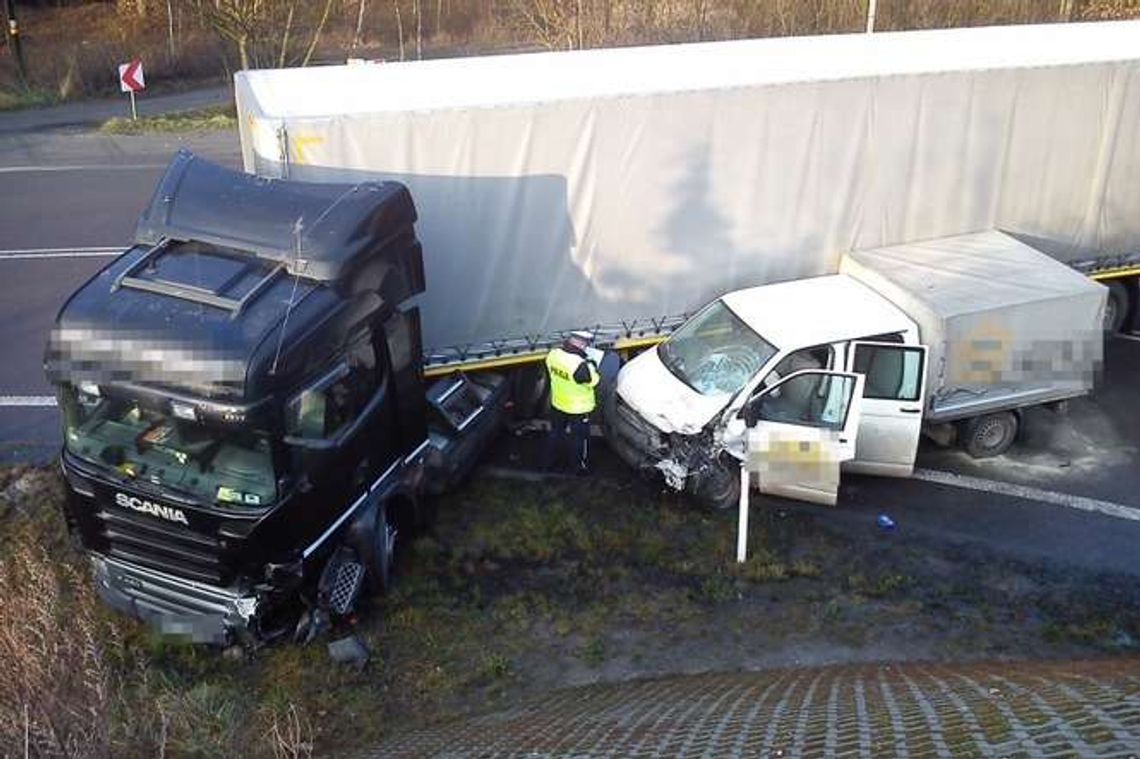 Wypadek w Wandzinie. Bus przewożący pracowników zderzył się z ciężarówką (zdjęcia)
