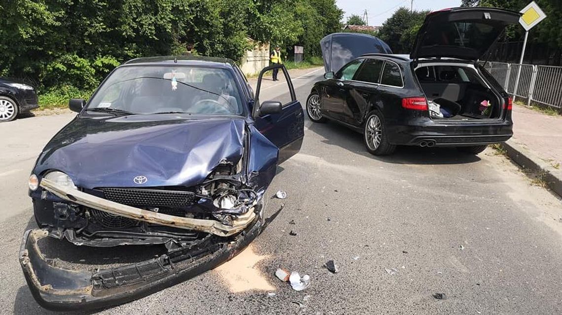 Wypadek w Wojciechowie. Dwie osoby przewiezione do szpitala