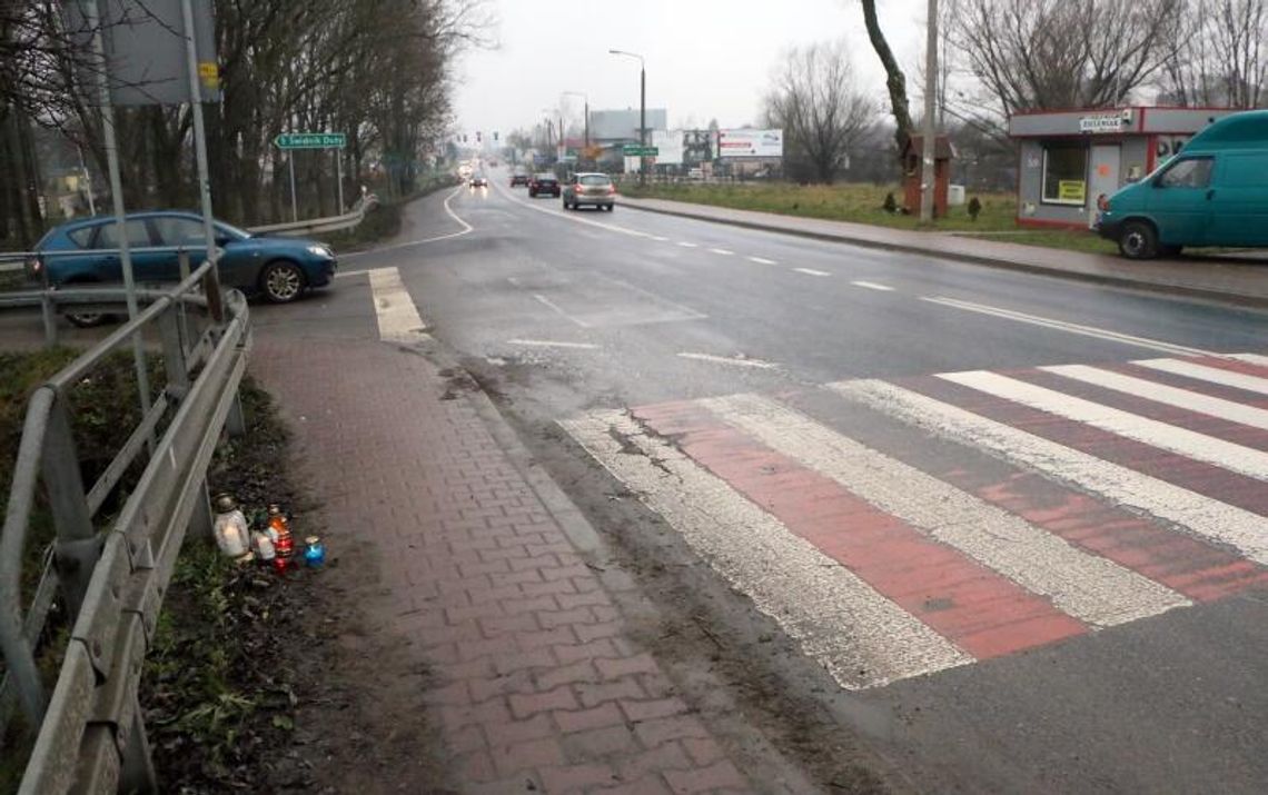 Wypadek w Wólce. Samochód policjanta ze śladami wypadku