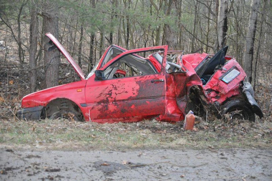 Wypadek w Woli Dereźniańskiej: Zginęła pasażerka golfa