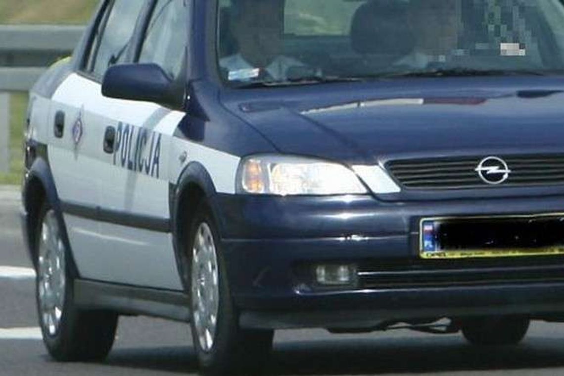 Wypadek w Woli Przybysławskiej. Renault uderzył w bariery