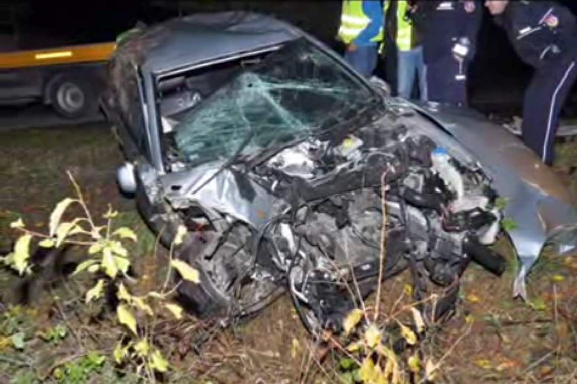 Wypadek w Żabnie. Auto wjechało w drzewo, kierowca zginął (wideo) Wypadek w Żabnie. Auto wjechało w drzewo, kierowca zginął (wideo)