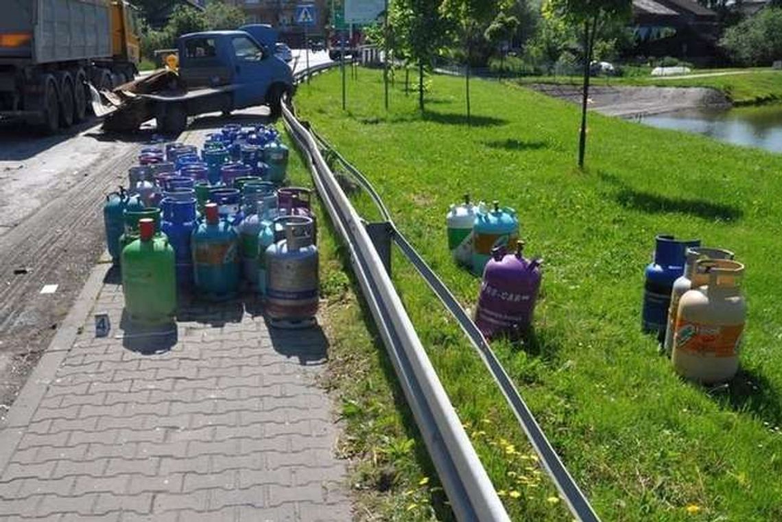 Wypadek w Zakrzówku. DAF wjechał w samochód przewożący butle z gazem 