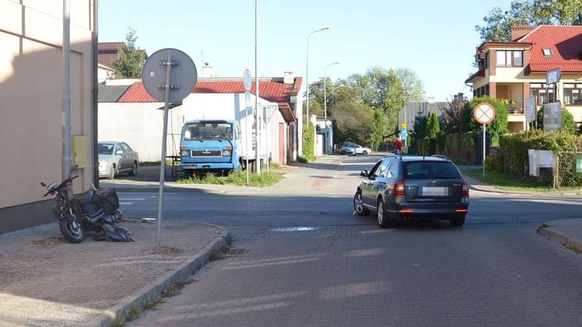 Wypadek w Zamościu. Kierująca skodą nie udzieliła pierwszeństwa motorowerzyście