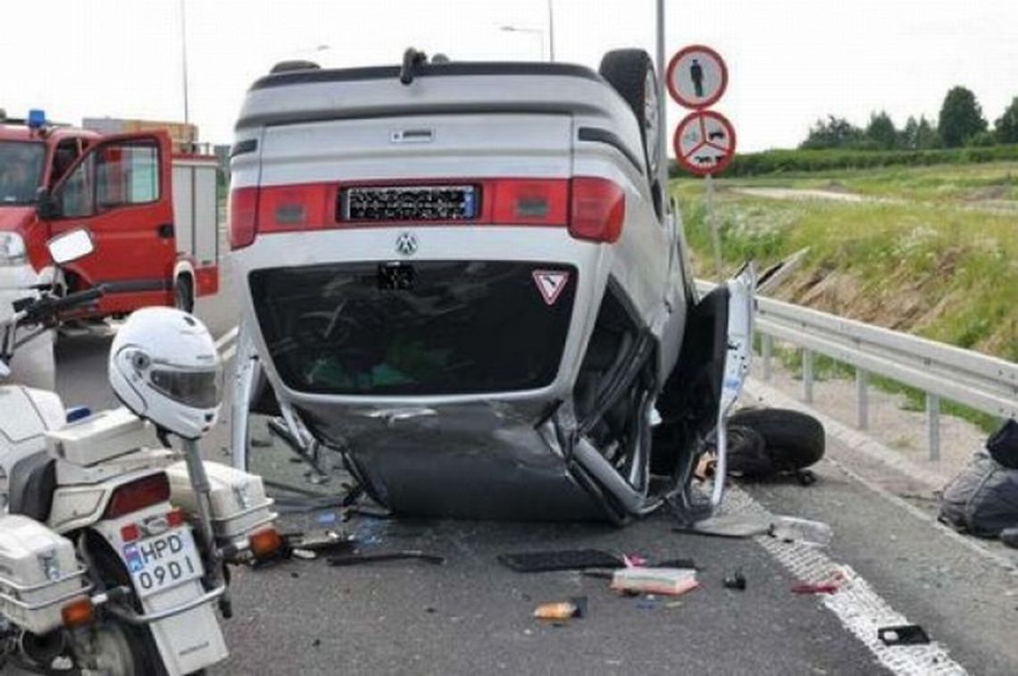 Wypadek we Frampolu. Kierowca volvo nie zauważył znaku