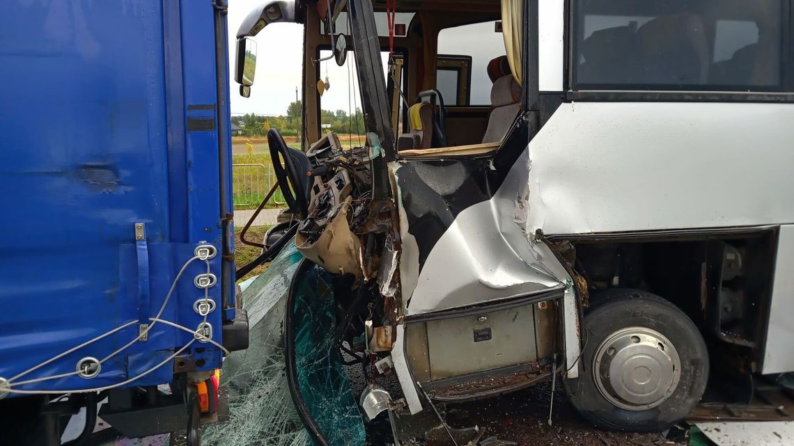 Wypadek z udziałem autobusu ze szkolną wycieczką. Droga w powiecie chełmskim zablokowana Wypadek z udziałem autobusu ze szkolną wycieczką. Droga w powiecie chełmskim zablokowana