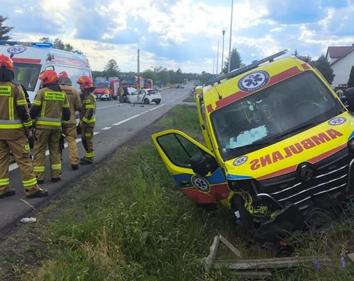 Wypadek z udziałem karetki na DK74. Pięć osób trafiło do szpitala Wypadek z udziałem karetki na DK74. Pięć osób trafiło do szpitala