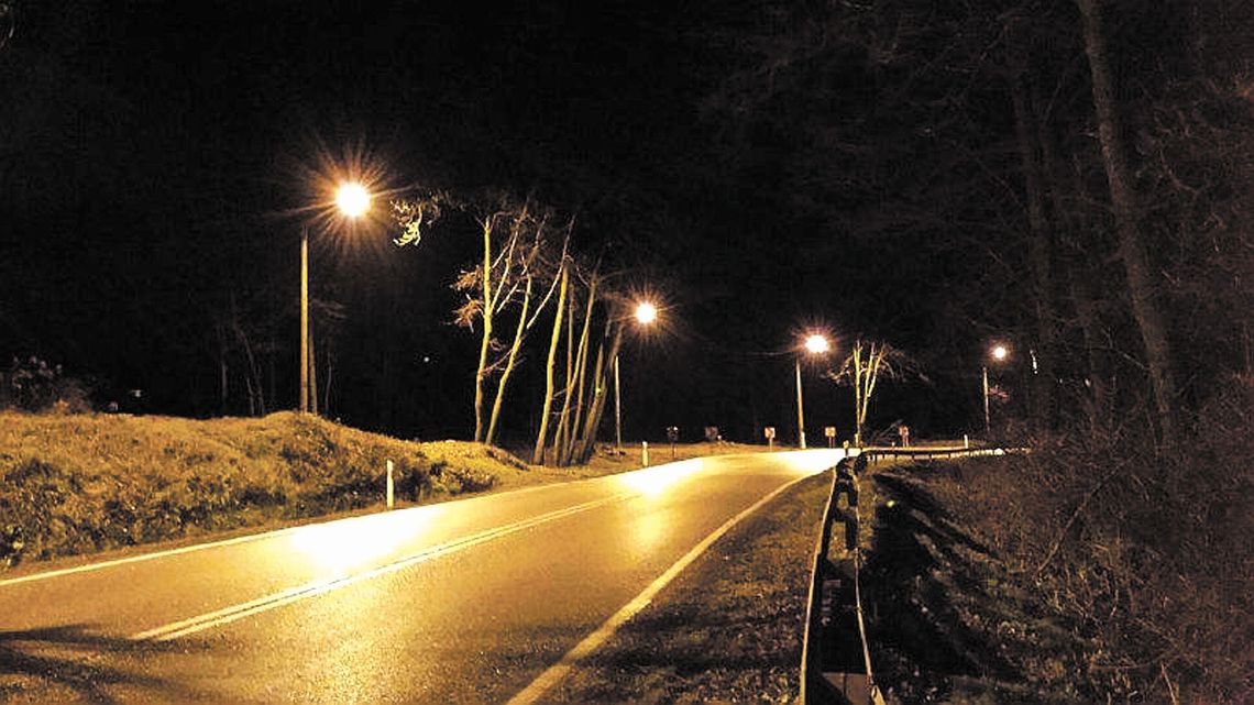 Wypadki i kolizje są tu powszechne, a ludzie nie mogą doprosić się chodnika. "Sprawa ciągnie się już ze 20 lat"