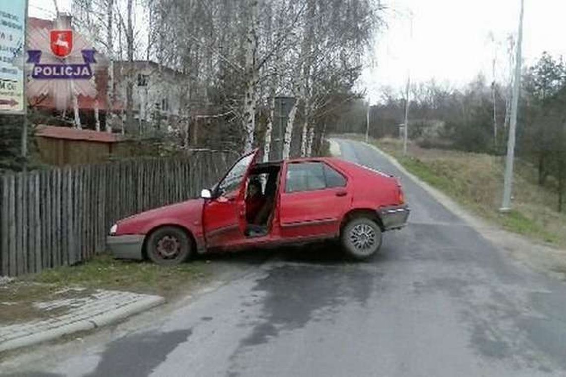 Wypadł z drogi, był pijany. Miał pecha, bo zobaczyli go policjanci