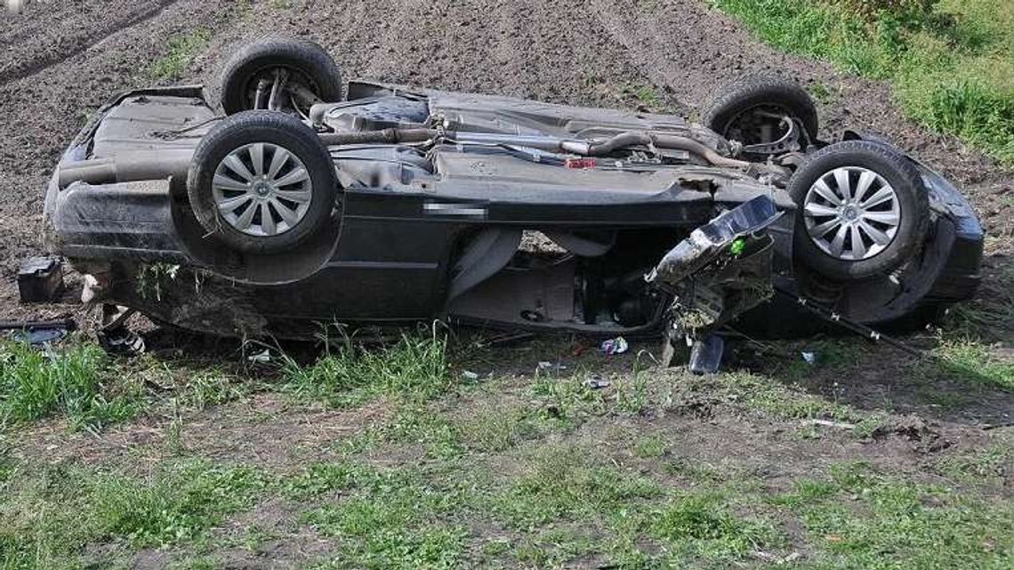 Wypadł z drogi, dachował na polu. Przestraszyła go ciężarówka?