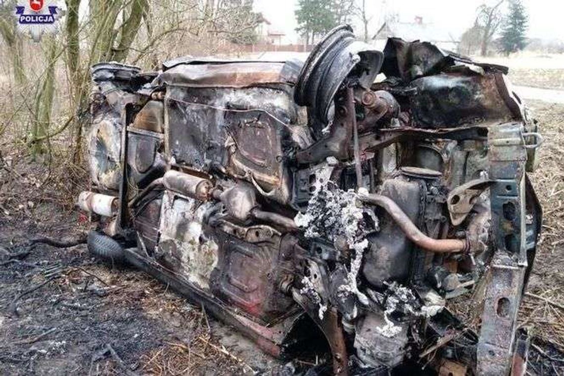 Wypadł z drogi i dachował. Auto stanęło w płomieniach [zdjęcia]