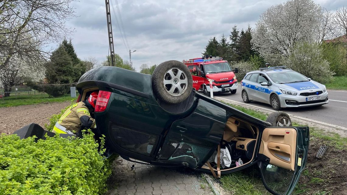 Wypadł z drogi i dachował na poboczu