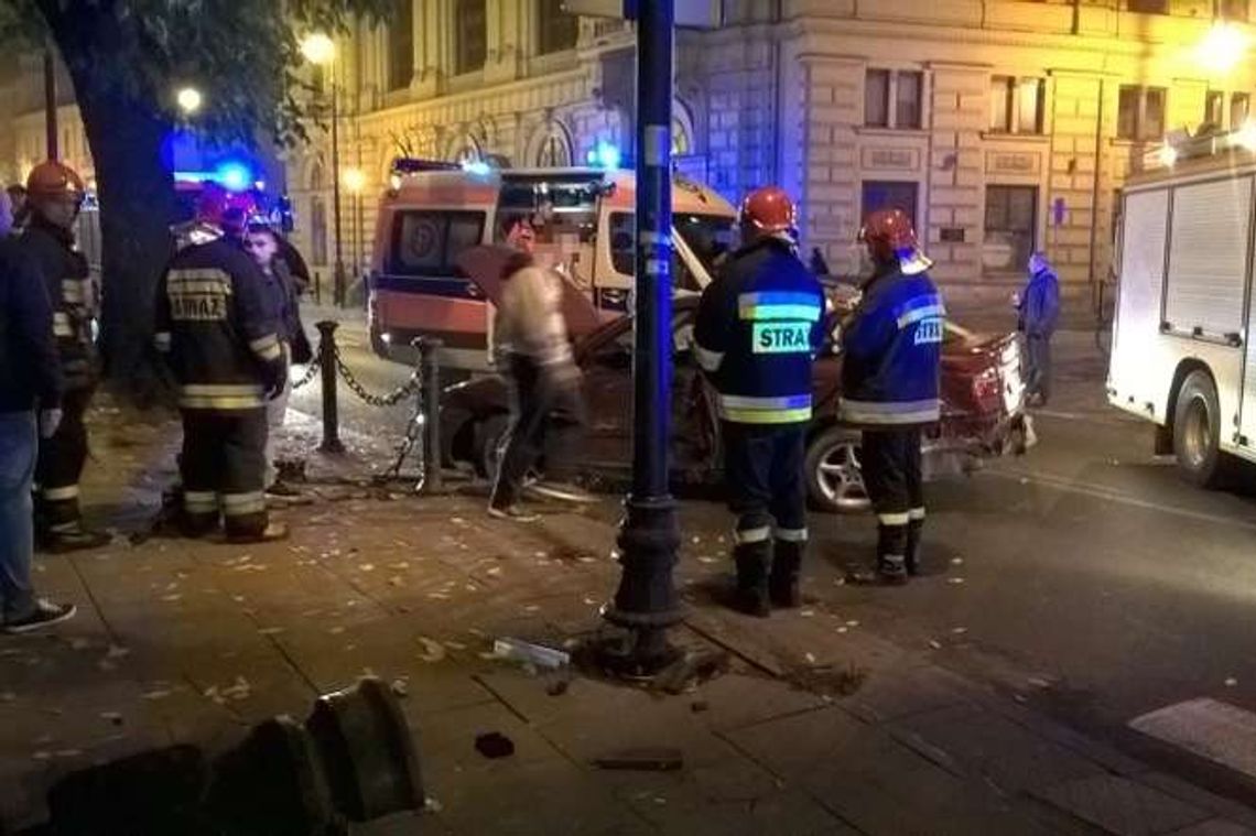 Wypadł z drogi i skosił metalowe słupki. Wymachiwał kijem bejsbolowym przy świadkach Wypadł z drogi i skosił metalowe słupki. Wymachiwał kijem bejsbolowym przy świadkach