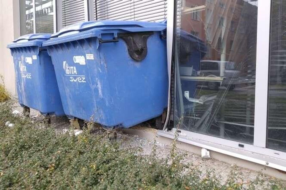 Wypadł z drogi i wjechał mercedesem w budynek UMCS. Nie miał prawa jazdy