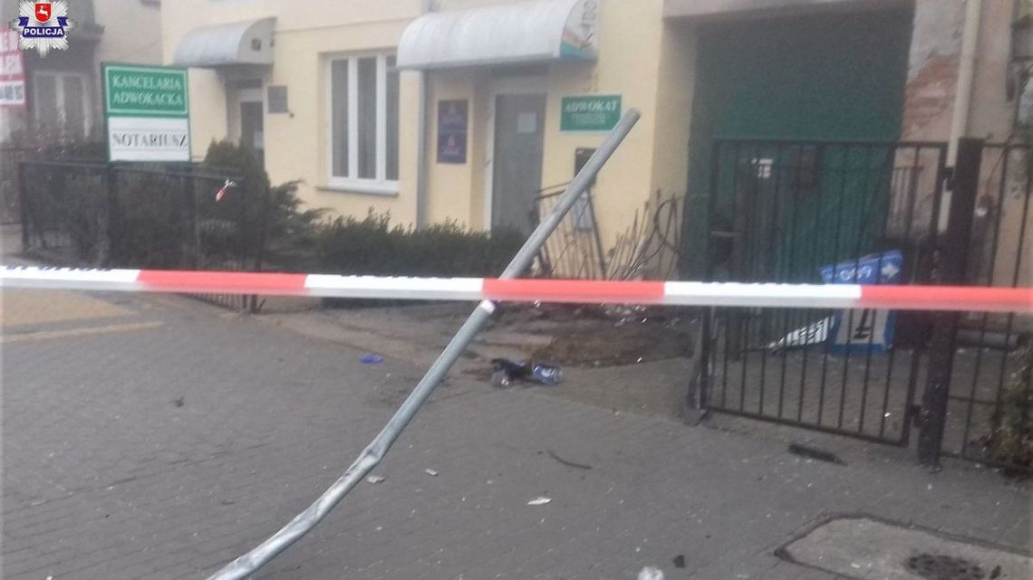 Wypadł z drogi i wjechał w kancelarię adwokacką [zdjęcia]