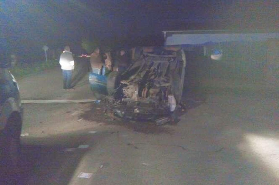 Wypadł z drogi, rozbił ogrodzenie i dachował. Świadek: Uderzył ratownika