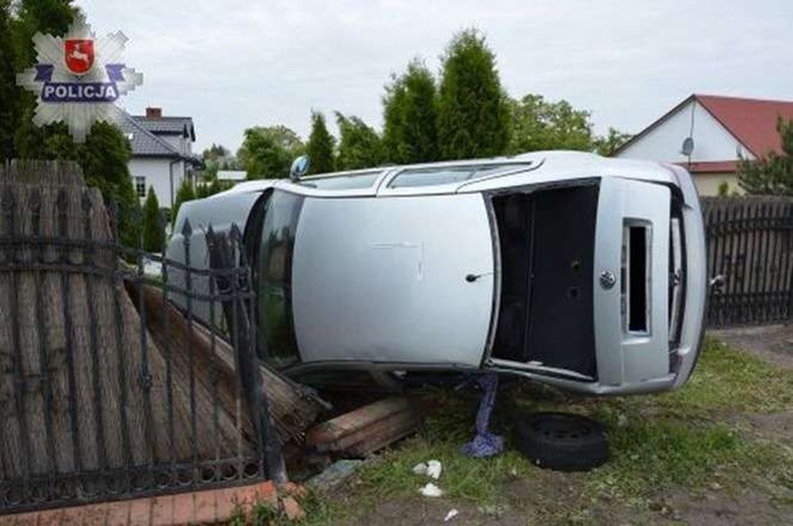 Wypadł z drogi, rozbił ogrodzenie. Niedawno odebrał prawo jazdy Wypadł z drogi, rozbił ogrodzenie. Niedawno odebrał prawo jazdy