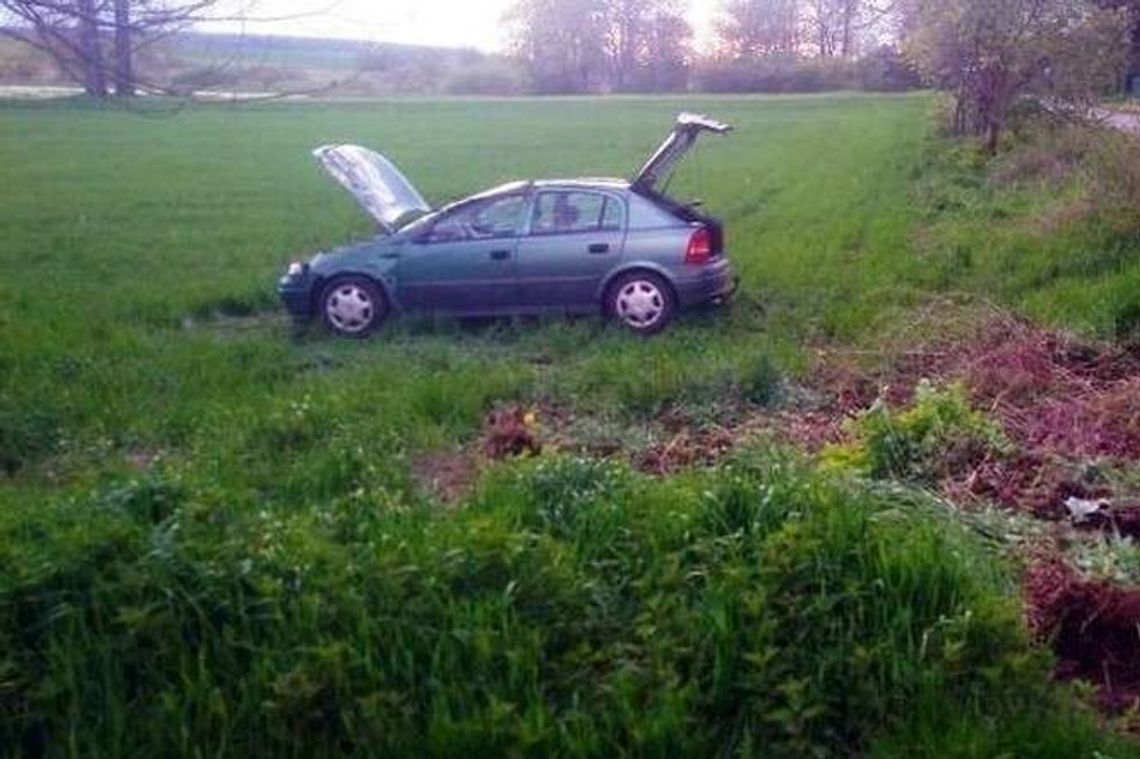 Wypadła z drogi i dachowała. Prawo jazdy miała niecały miesiąc
