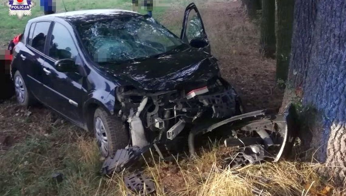 Wypadła z drogi i uderzyła w drzewo