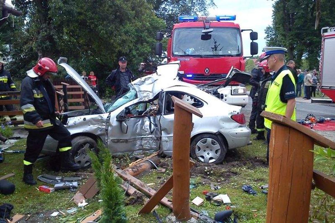 Wypadła z drogi i uderzyła w drzewo na podwórku
