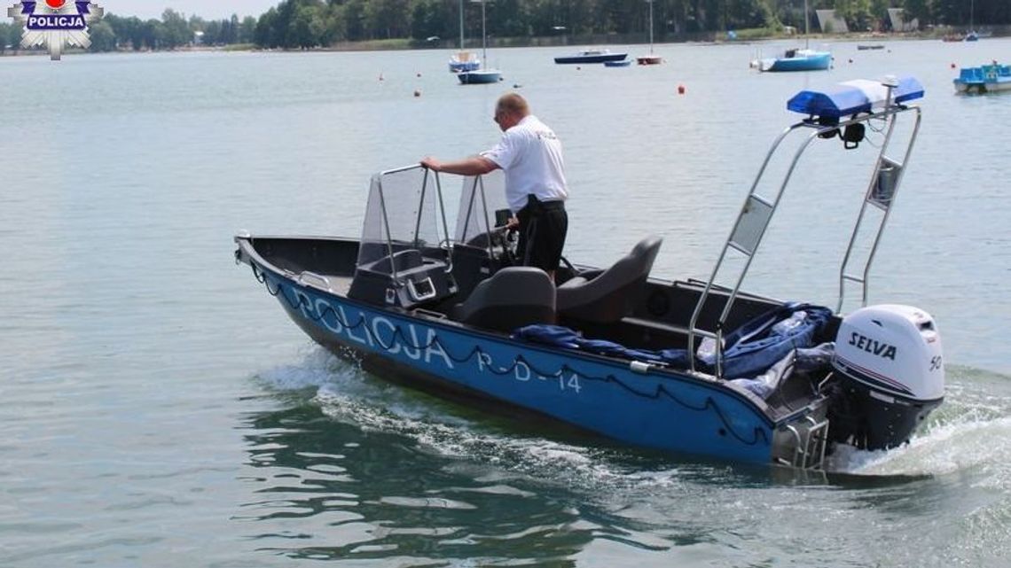 Wypadli z łodzi w miejscu gdzie woda ma 20 m głębokości. Pomogli im policjanci Wypadli z łodzi w miejscu gdzie woda ma 20 m głębokości. Pomogli im policjanci