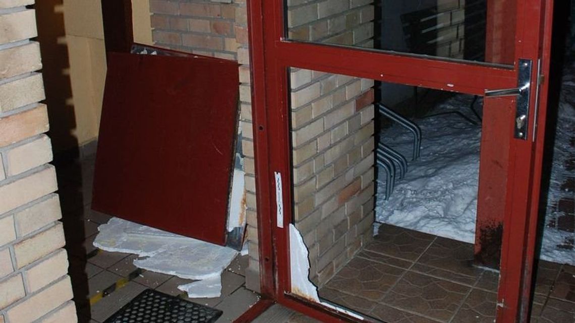 Wypił alkohol i wyładował swoją złość na drzwiach. Za ten wyskok grozi mu odsiadka Wypił alkohol i wyładował swoją złość na drzwiach. Za ten wyskok grozi mu odsiadka