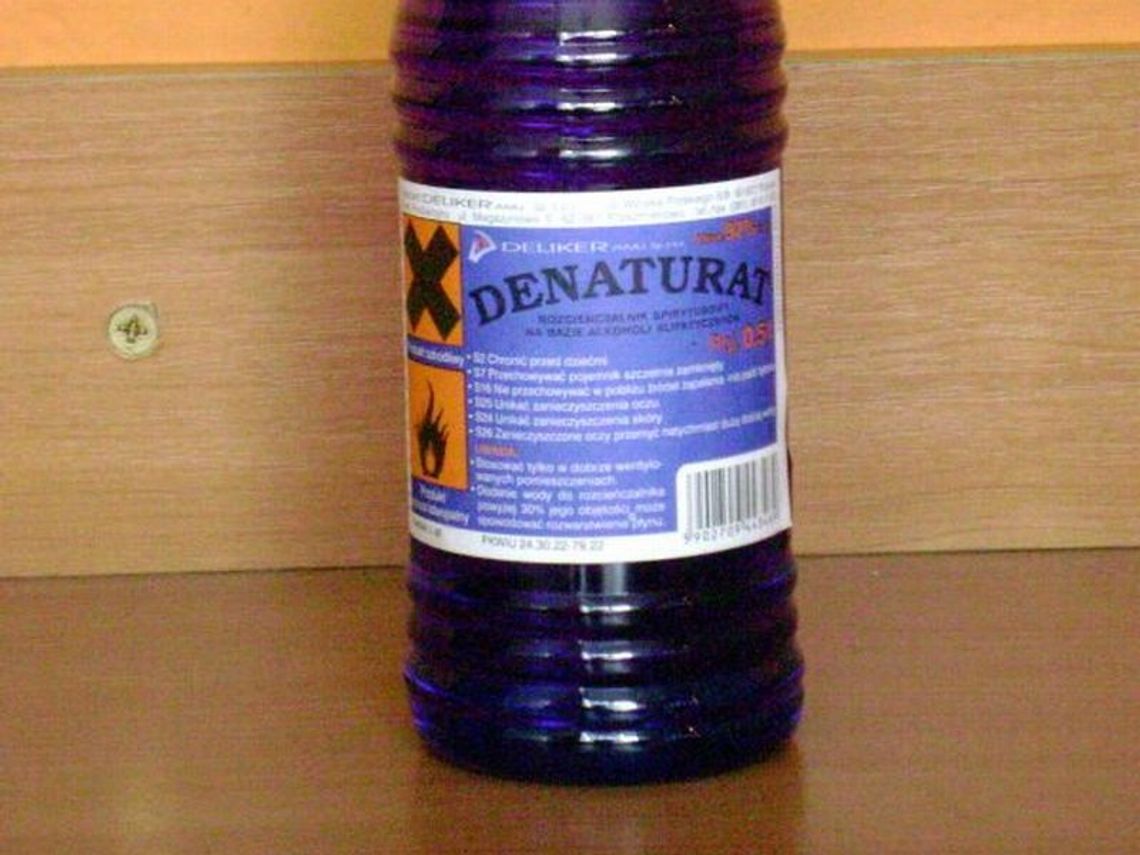 Wypił denaturat, wsiadł do auta i wjechał w nasyp przy torach