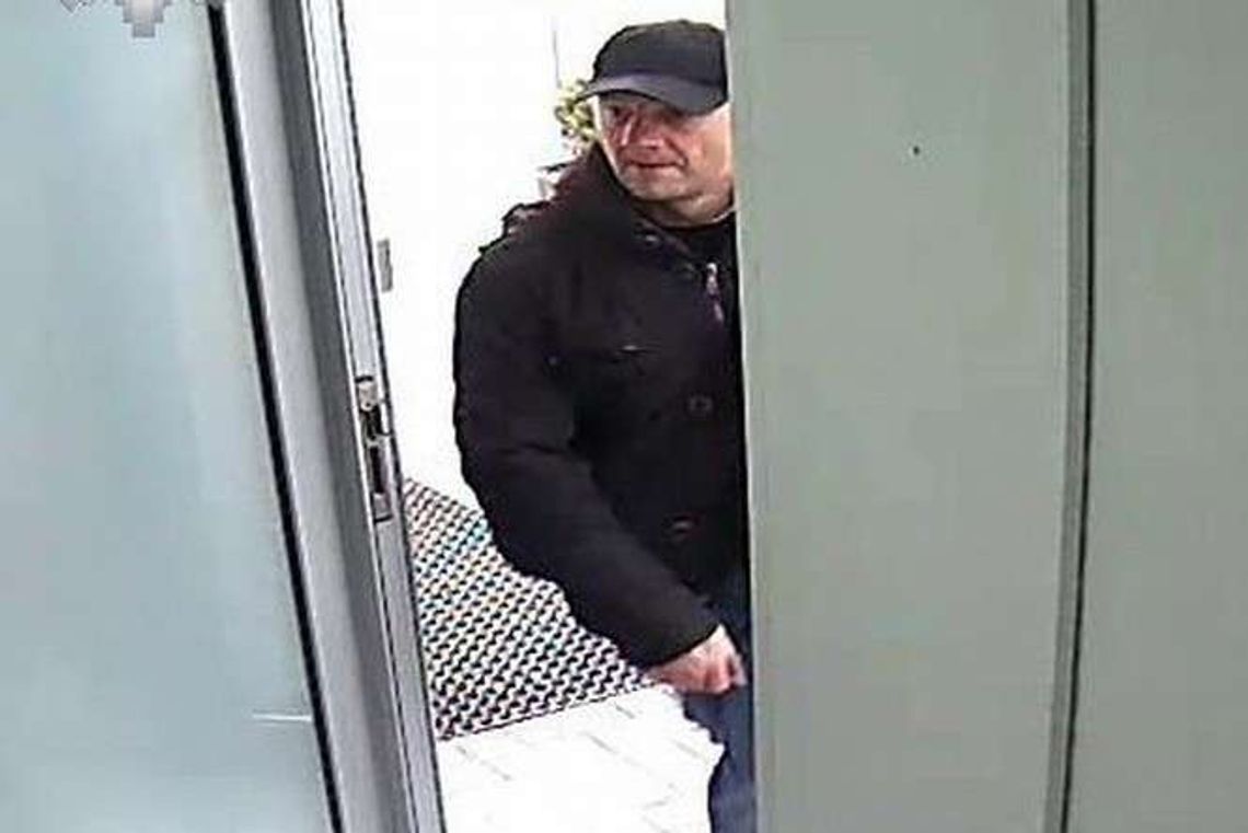 Wypłacił pieniądze korzystając ze skradzionej karty. Tak wygląda