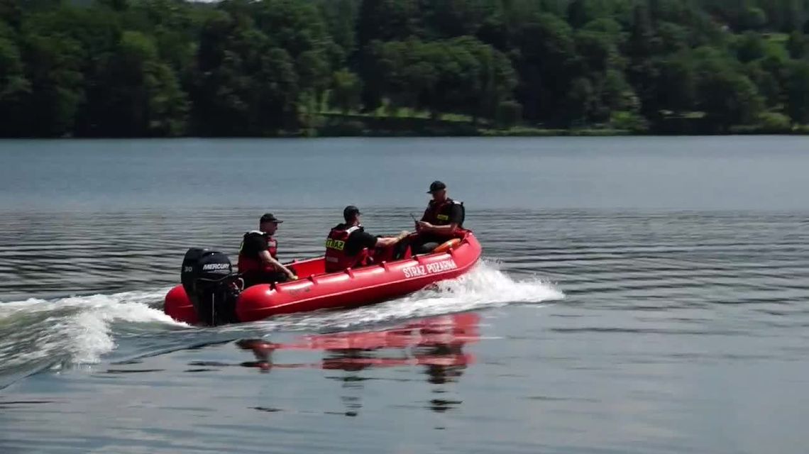 Wypłynęli we czwórkę na jezioro, dwóch skoczyło do wody, jeden nie wypłynął. Trwają poszukiwania 29-latka