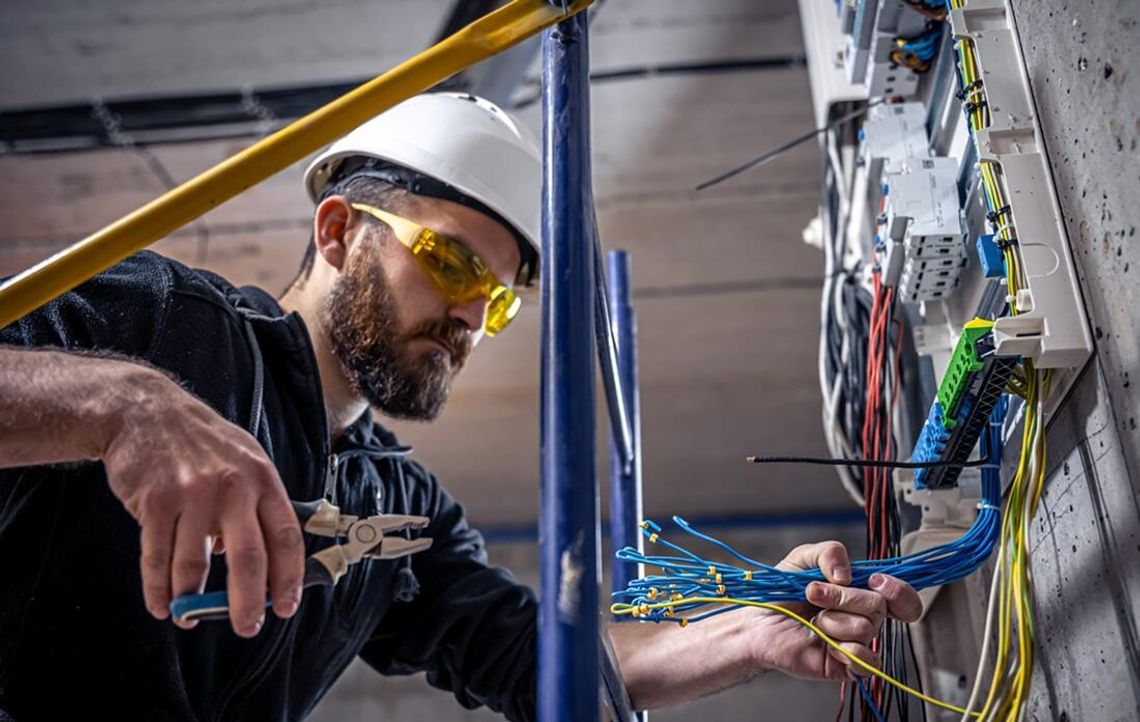 Wyposażenie i wiedza początkującego elektryka – co naprawdę jest potrzebne do pracy