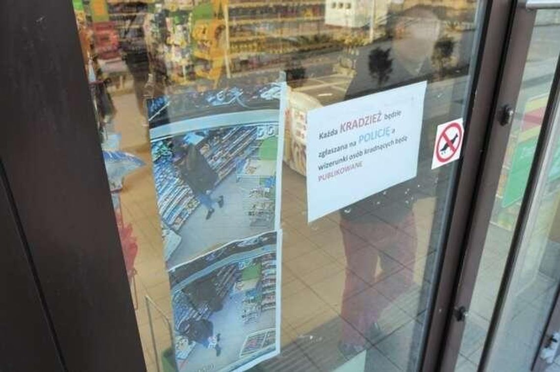 Wypowiedział wojnę złodziejom. Wywiesza ich zdjęcia na drzwiach swojego sklepu Wypowiedział wojnę złodziejom. Wywiesza ich zdjęcia na drzwiach swojego sklepu