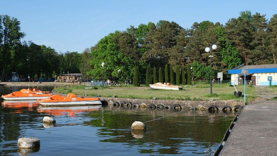 Wypożyczalnia sprzętu wodnego i minigolf już czynne. Ile zapłacimy za sportowe atrakcje nad Zalewem Zemborzyckim?