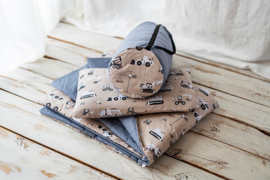 Wyprawka do przedszkola i żłobka: śpiworek, kocyk i praktyczne tekstylia na drzemkę Śpiworek do przedszkola, wyprawka dla przedszkolaka Nasze Rajsko