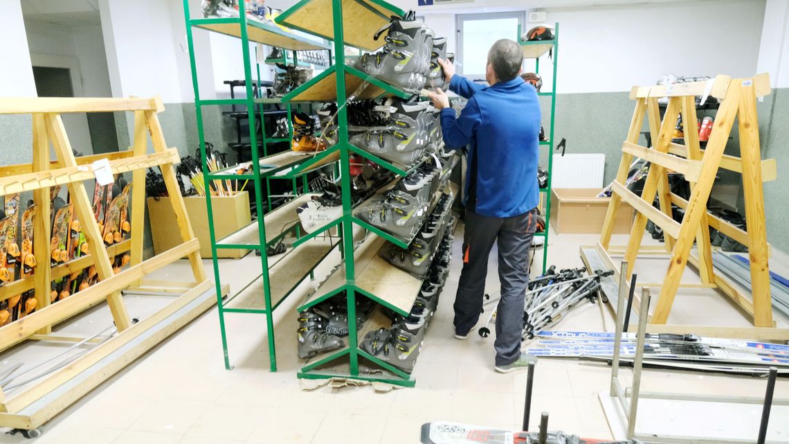 Wyprzedaż nart i sprzętu narciarskiego w Lublinie. MOSiR likwiduje wypożyczalnię Wyprzedaż nart i sprzętu narciarskiego w Lublinie. MOSiR likwiduje wypożyczalnię
