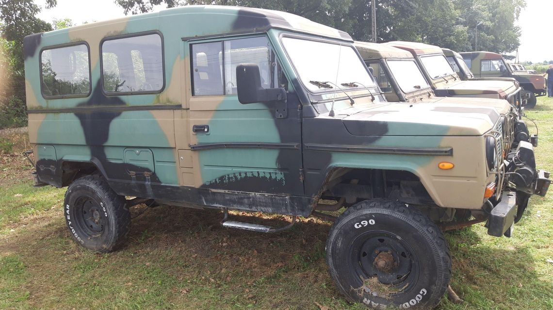 Wyprzedaż w wojsku. Kto da więcej za honkera albo skrzynki po amunicji?