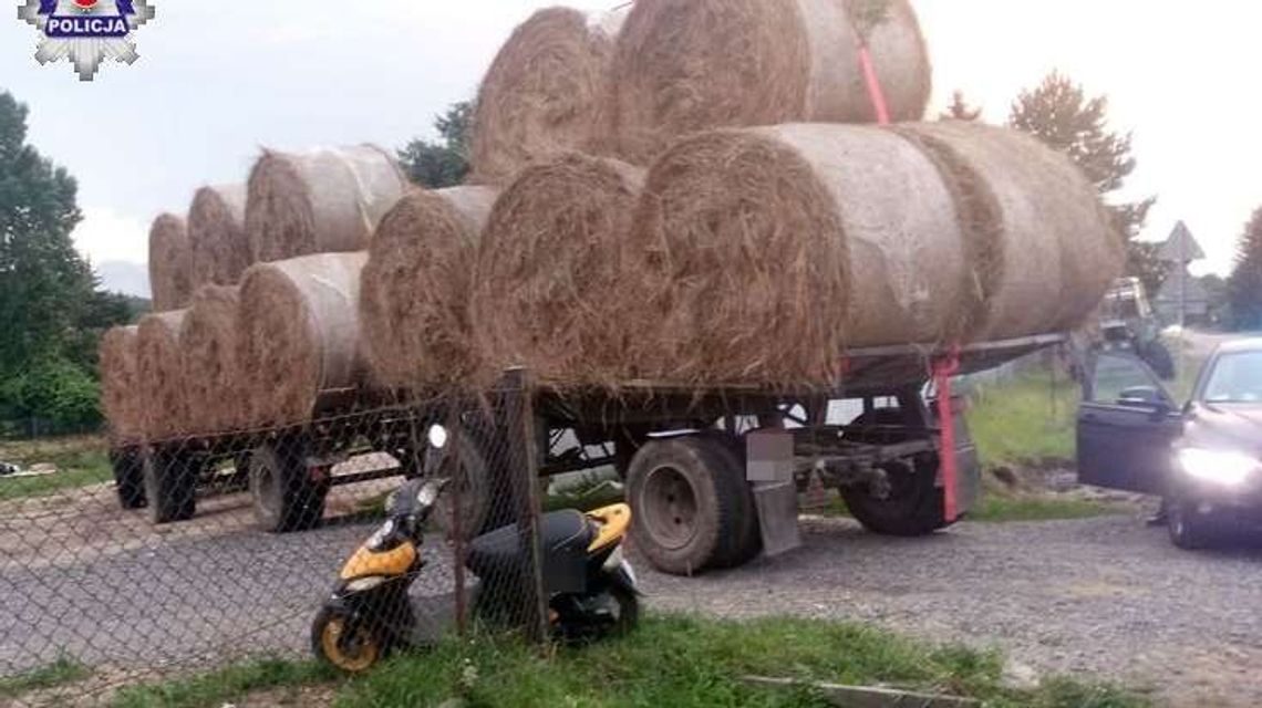 Wyprzedzał ciągnik z dwoma przyczepami. Wtedy traktorzysta zaczął skręcać