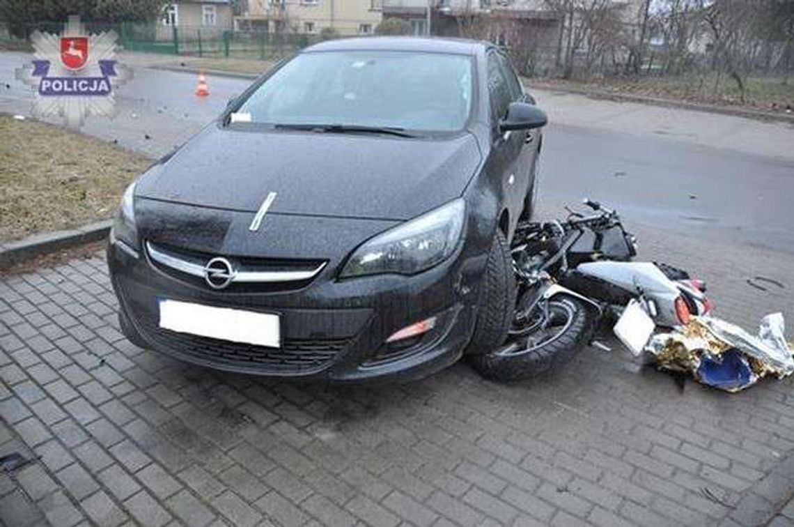 Wyprzedzał motocyklem ciąg samochodów. Zderzył się z oplem