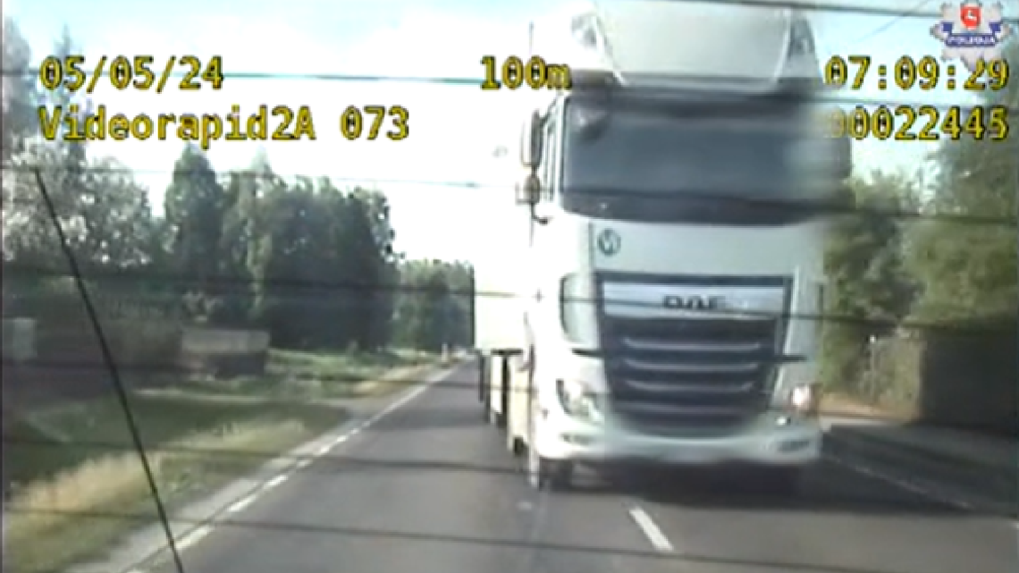 Wyprzedzał na przejściu dla pieszych. Wpadł na nieoznakowany radiowóz