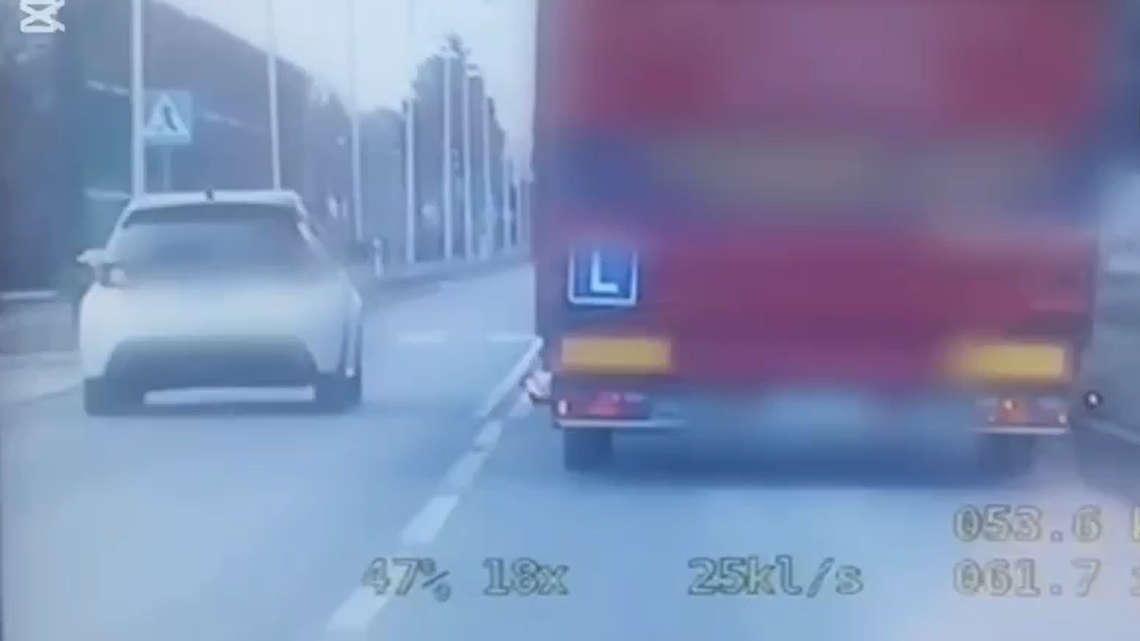 Wyprzedzał na przejściu dla pieszych. Wysoki mandat dla kierowcy Wyprzedzał na przejściu dla pieszych. Wysoki mandat dla kierowcy