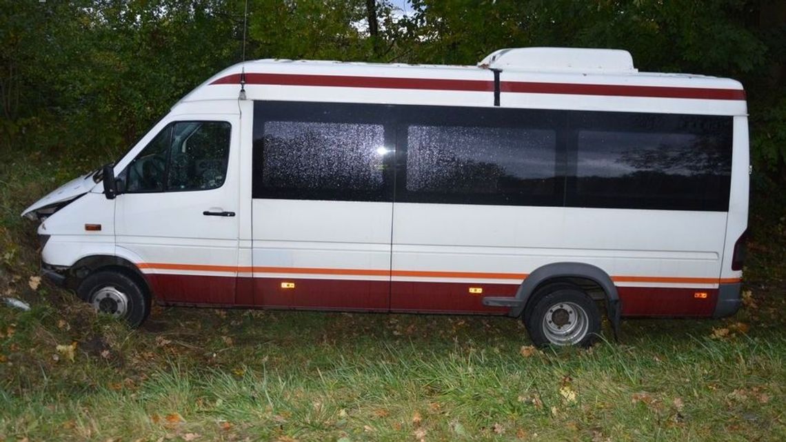 Wyprzedzał na zakręcie. Zderzenie busa z osobówką