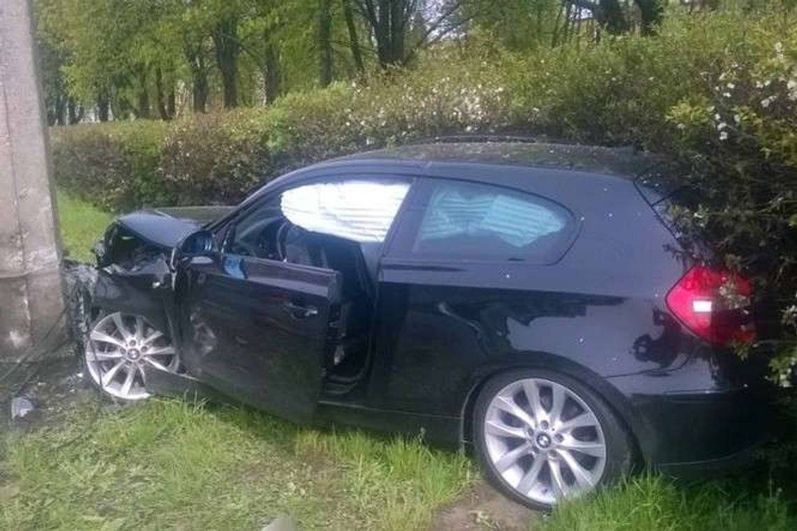 Wyprzedzał, wjechał w słup. Wypadek BMW na ul. Zana (zdjęcia)