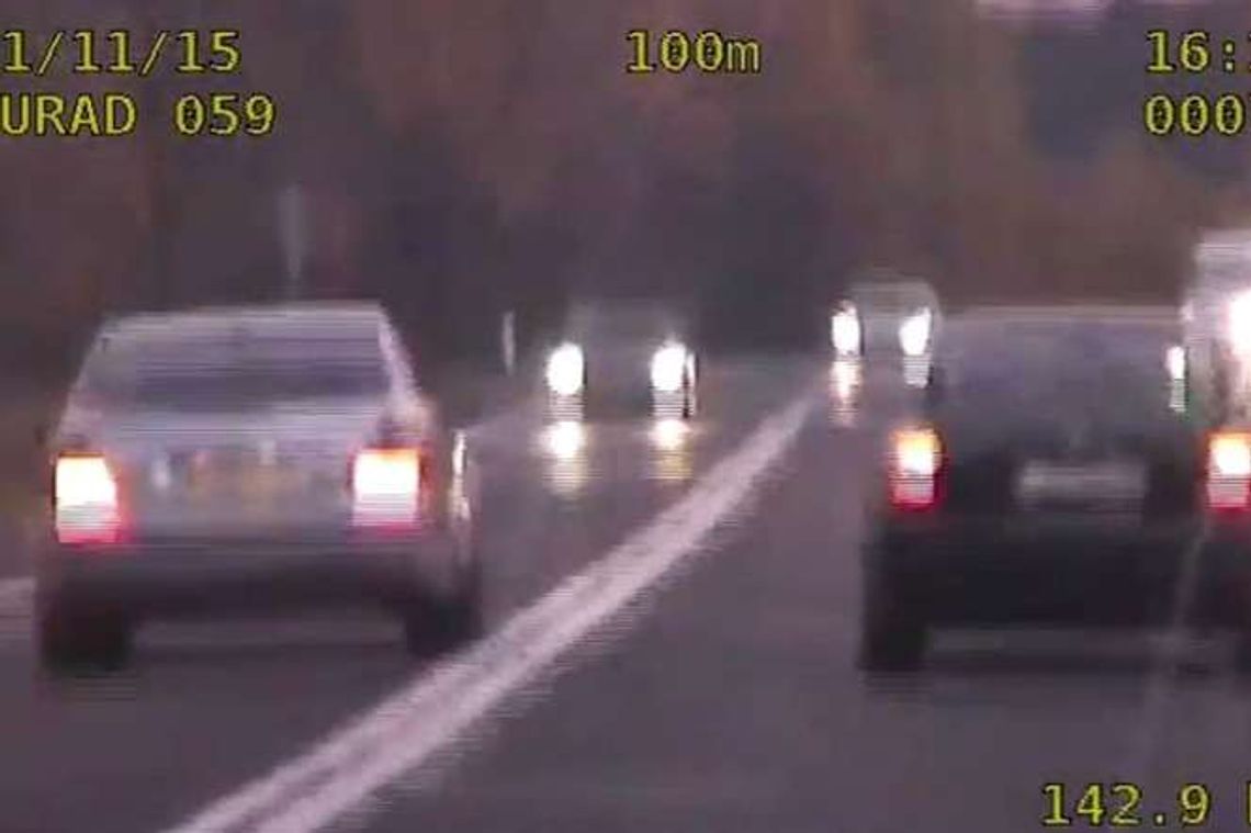 Wyprzedzanie na zakręcie i podwójnej ciągłej. Kierowca mercedesa z mandatem 700 zł (wideo) Wyprzedzanie na zakręcie i podwójnej ciągłej. Kierowca mercedesa z mandatem 700 zł (wideo)