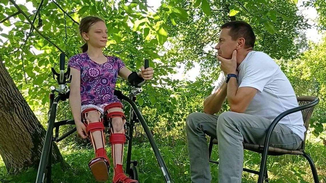 Wyruszył w pieszą wędrówkę z kotem. Pomaga w charytatywnej zbiórce Wyruszył w pieszą wędrówkę z kotem. Pomaga w charytatywnej zbiórce